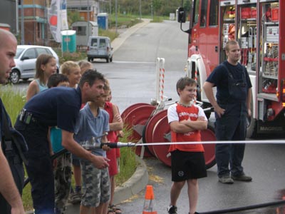 Die Kinder am Strahlrohr